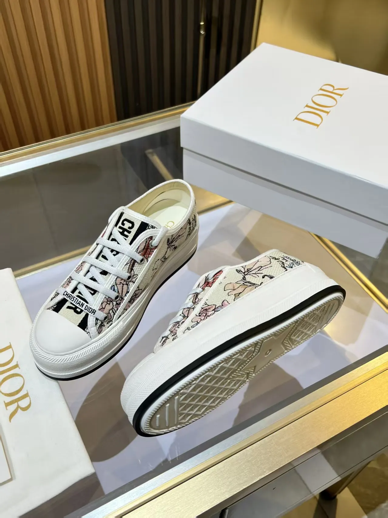 👟👟Ex-factory price 520👟👟 Walk‘n’Dior embroidered mid-top casual shoes are new in 2025. On the fashion stage, Dior embroidered shoes are the well-deserved protagonist. Delicate stitching is used on the upper, every stitch is devoted to the craftsman's efforts, and every thread is woven with artistic poetry. From complex floral patterns to smart geometric textures, embroidery is like the magic that gives shoes life, allowing them to show dynamic beauty even in static conditions.   Wearing Dior embroidered shoes feels like stepping into a dream world full of art. It is not only a pair of shoes, but also a walking piece of art that perfectly integrates fashion and culture. Whether you are strolling on the bustling city streets or attending important social occasions, Dior embroidered shoes can add unique charm to your style and become the focus of everyone's attention.   Choosing Dior embroidered shoes means choosing a persistent pursuit of quality and a unique understanding of fashion. Let it accompany you through every wonderful moment and leave your own fashion mark.  Material: Sheepskin lining, feet, silk cowhide, size 35-41, heel height 5cm